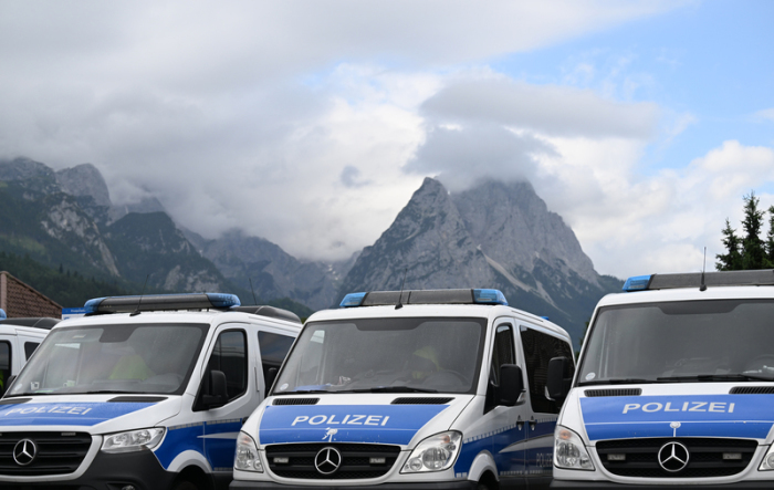 Polizei Mannschaftswägen parken vor Bergkulisse. Der G7-Gipfel ist vom 26. bis 28. Juni 2022 auf Schloss Elmau geplant. Foto: Angelika Warmuth/dpa