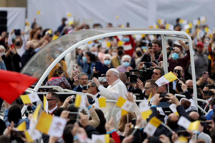 Papst Franziskus grüßt die Menge von seinem Papamobil aus, als er zur Feier der Papstmesse in den Kornkammern von Floriana eintrifft. Foto: epa/Domenic Aquilina