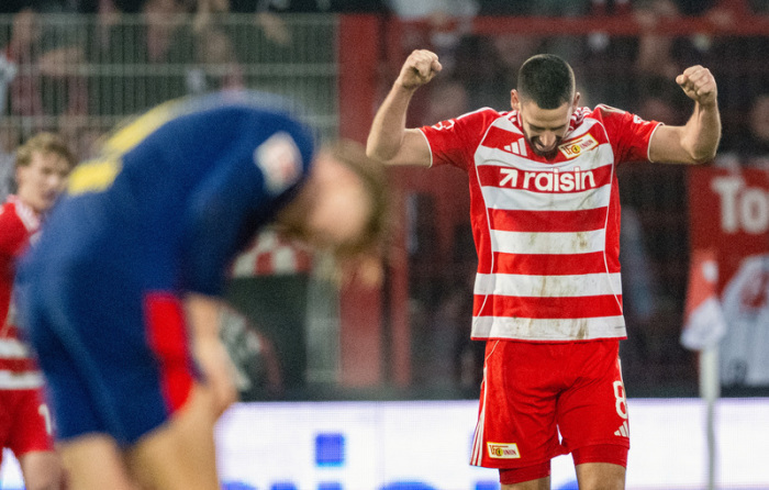 Rani Khedira vom 1. FC Union Berlin jubelt nach dem Schlusspfiff des Bundesliga-Spiels gegen RB Leipzig an der Alten Försterei. Foto: Soeren Stache/dpa