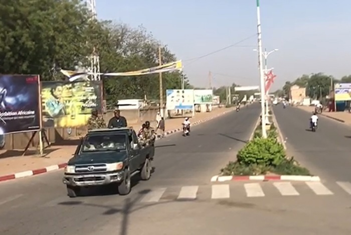 Soldaten fahren auf einer Straße in N'Djamena. Foto: epa/Str Beste VerfÜgbare QualitÄt