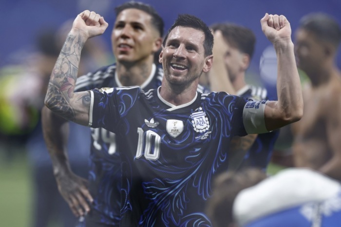 Argentiniens Lionel Messi feiert nach dem 2:1-Sieg gegen England im WM-Halbfinale den Einzug ins Endspiel. Foto: Will Oliver/epa