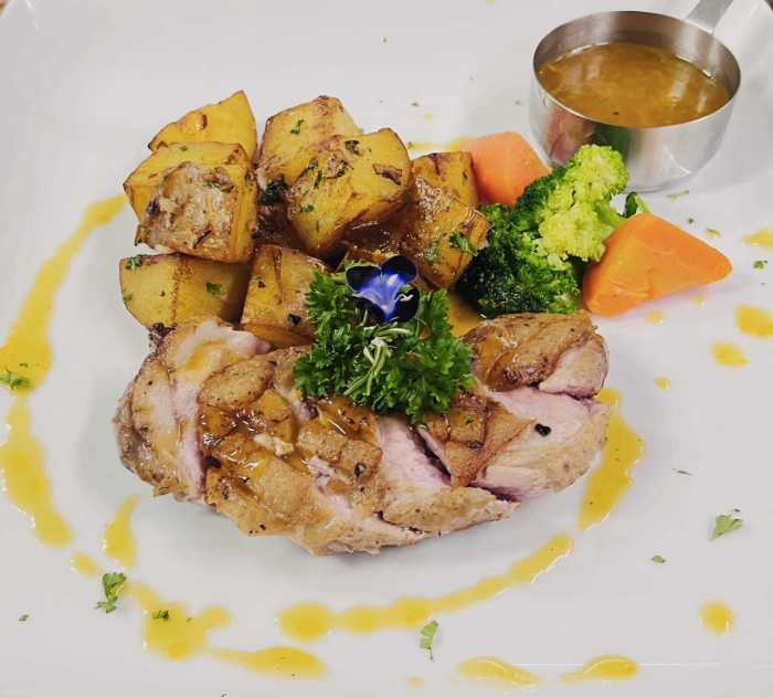 Zart rosa gebratene Entenbrust mit Orangensauce, Bratkartoffeln und Buttergemüse gehört zu den aktuellen Wochenangeboten im Jaybee'Swiss in Ost-Pattaya. Fotos: Jaybee'Swiss
