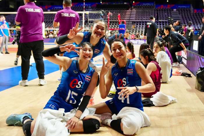 Thailands Volleyballerinnen feiern ihren überraschenden 3:0-Erfolg gegen Brasilien. Bild: Thailand Volleyball Association