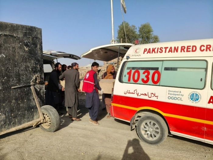Rote-Halbmond-Helfer tauschen an der Grenze bei Chaman die Leichen von Opfern der Gefechte zwischen Taliban und Pakistan aus. Foto: epa/Akhter Gulfam