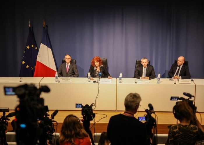 Staatsanwältin Laure Beccuau informiert in Paris über die Ermittlungen zum Juwelendiebstahl im Louvre, bei dem acht königliche Stücke gestohlen wurden. Foto: epa/Sadak Souici