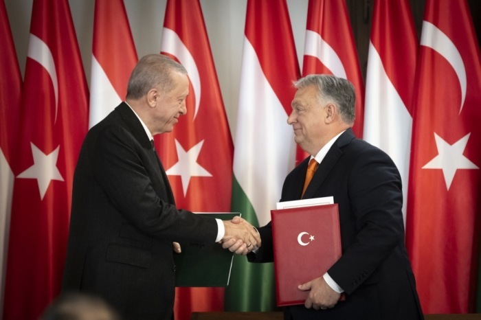 Der ungarische Ministerpräsident Viktor Orban (R) und der türkische Präsident Recep Tayyip Erdogan (L) schütteln sich die Hände, wie das Büro des ungarischen Ministerpräsidenten zeigt. Foto: epa/Vivien Cher Benko