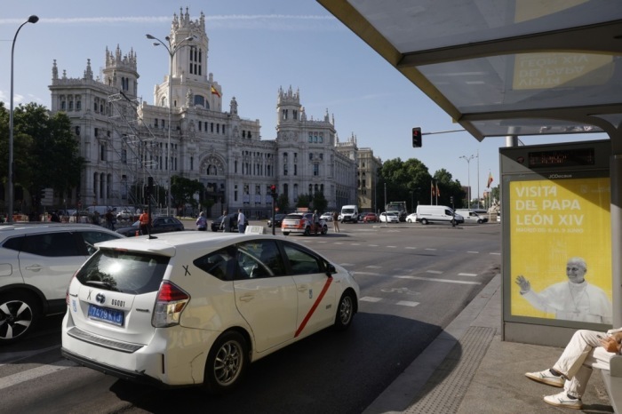 Werbung an einer Bushaltestelle in Madrid kündigt den Spanienbesuch von Pope Leo XIV im Juni an. Foto: epa/Zipi
