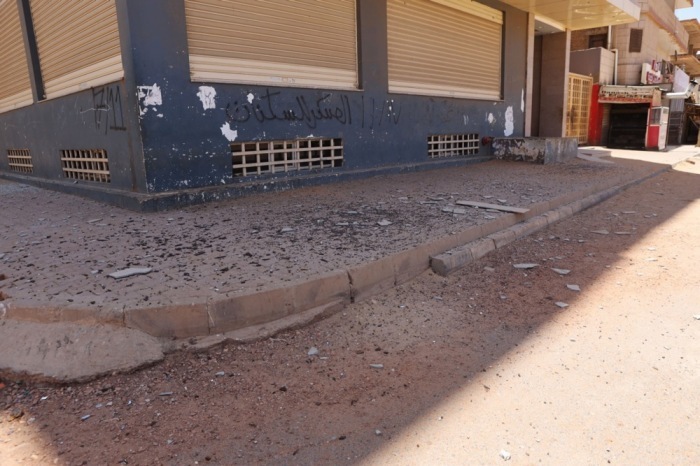 Die zerstörte Fassade eines Gebäudes während der anhaltenden Kämpfe in Khartoum. Foto: epa/Stringer