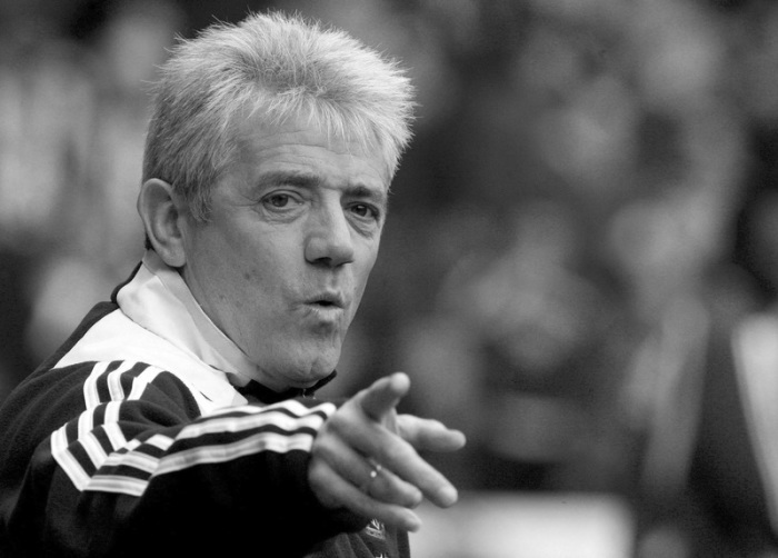 Der frühere englische Nationalspieler und Trainer Kevin Keegan gestikuliert während eines Premier-League-Spiels zwischen dem FC Liverpool und Newcastle United. Foto: Lindsey Parnaby/epa/dpa