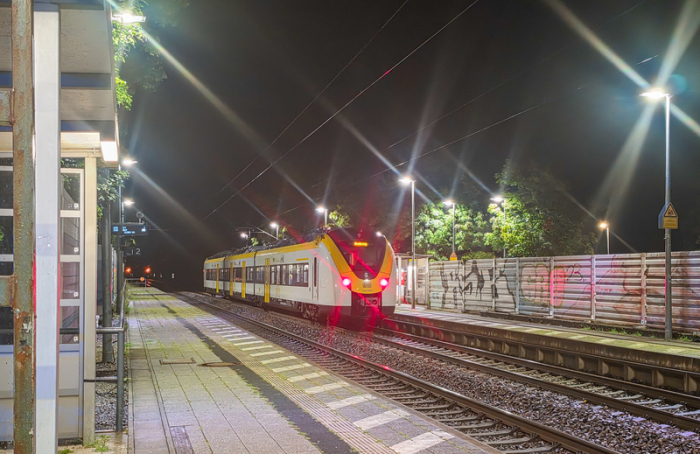 Ein Regionalzug steht nach einem Notfall am Bahnhof Ettlingen-Bruchhausen, nachdem ein Bahn-Sicherheitsmitarbeiter aus einem fahrenden Zug gestürzt war. Foto: Melanie Keul/Einsatzreport24/dpa