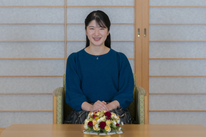 Prinzessin Aiko, die Tochter von Kaiser Naruhito und Kaiserin Masako, posiert im Kaiserpalast in Tokio. Foto: Imperial Household Agency/Ap/dpa