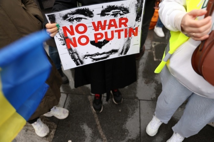 Ein Demonstrant hält während einer von der Russischen Demokratischen Gesellschaft in Serbien organisierten Demonstration in Belgrad ein Transparent mit dem Bild des russischen Präsidenten Wladimir Putin und der Aufschrif... Foto: epa/Andrej Cukic