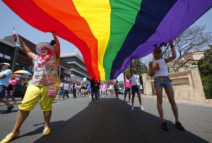 Der Präsident Ugandas unterzeichnet ein Anti-Homosexuellen-Gesetz. Foto: epa/Kim Ludbrook