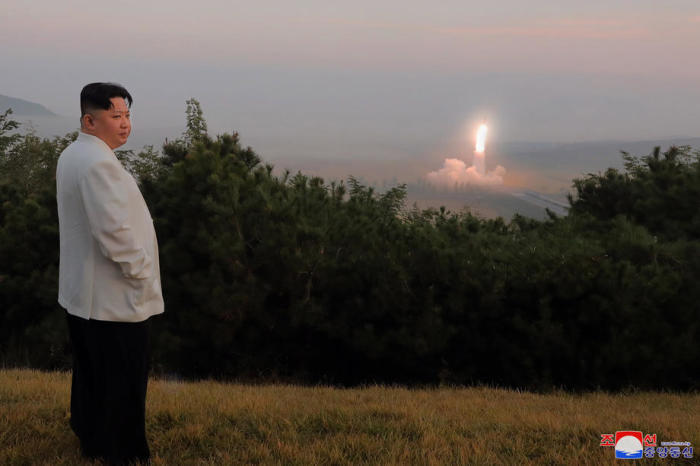 Der nordkoreanische Staatschef Kim Jong-un beaufsichtigt eine militärische Übung zur Überprüfung und Bewertung der Kriegsabschreckung und der nuklearen Gegenschlagskapazität des Landes. Foto: epa/Kcna