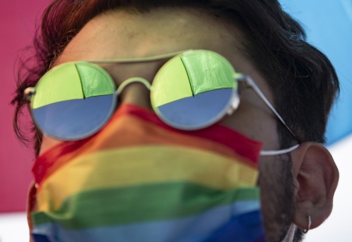 Eine Person der LGBTQ-Gemeinschaft demonstriert in Istanbul gegen den Austritt der Türkei aus der Istanbul-Konvention. Archivfoto: epa/Erdem Sahin