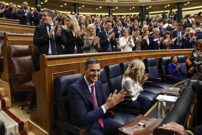 Abgeordnete applaudieren, als der amtierende spanische Premierminister Pedro Sanchez (L) am ersten Tag seiner Amtseinführungsdebatte in Madrid im Unterhaus des spanischen Parlaments eintrifft. Foto: epa/Juan Carlos Hidalgo