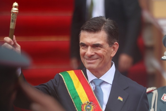 Boliviens neuer Präsident Rodrigo Paz Pereira hebt bei seiner Vereidigung in La Paz den zeremoniellen Stab und markiert damit einen politischen Neustart. Foto: epa/Juan Ignacio Roncoroni