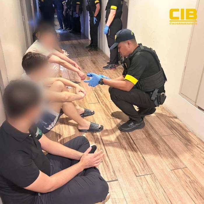 Polizeibeamte kontrollieren mehrere Verdächtige nach der Razzia im Hotel, das ausschließlich chinesische Gäste aufgenommen haben soll. Bild: Central Investigation Bureau (CIB)