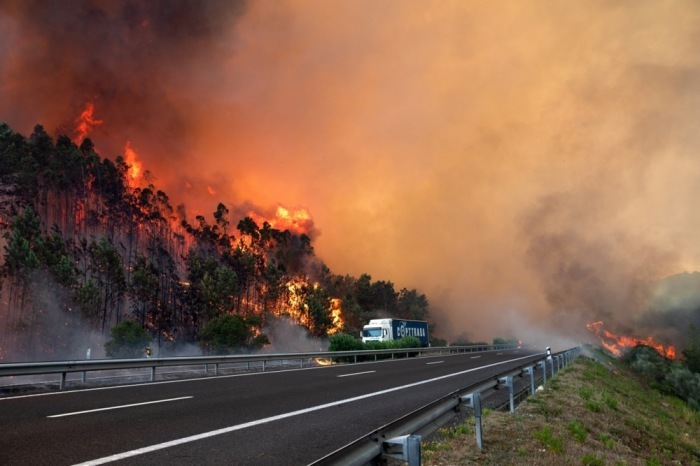 Rauchschwaden am Himmel bei einem Waldbrand in der Nähe der Autobahn A1 in der Ortschaft Cardosos führten heute Nachmittag zu einer Sperrung der Autobahn in Leiria. Foto: epa/Paulo Cunha