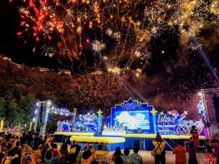 Eröffnung des Festivals mit Feuerwerk vor großem Publikum an der Küste von Prachuap Khiri Khan. Foto: หัวหินสาร