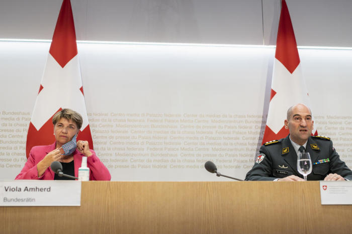 Bundesrätin Viola Amherd (L) und Armeechef Martin Sonderegger (R) unterhalten sich während einer Medienkonferenz. Foto: epa/Alessandro Della Valle
