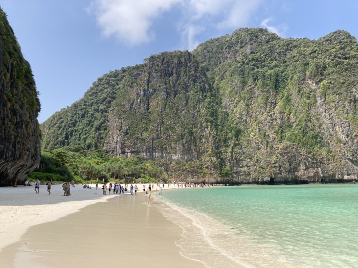 Die legendäre Maya Bay in Krabi ist mit 2,2 Mio. Hashtags der beliebteste Strand weltweit auf Instagram. Foto: picture alliance/dpa | Carola Frentzen