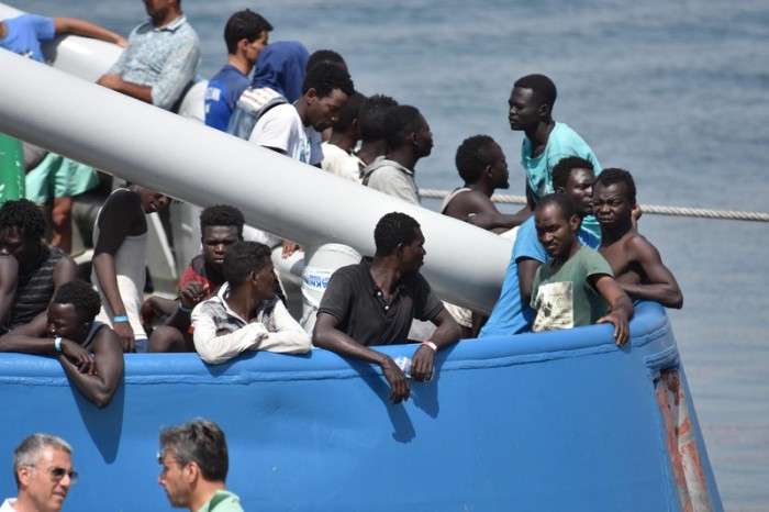  Einige der 650 von einem schwedischen Frontex-Schiff vor Libyen aufgenommenen Migranten bei der Ankunft in Catania, Italien. Foto: epa/Orietta Scardino