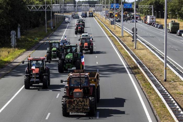Farmer blockieren die Autobahn in den Niederlanden. Foto: epa/Vincent Jannink