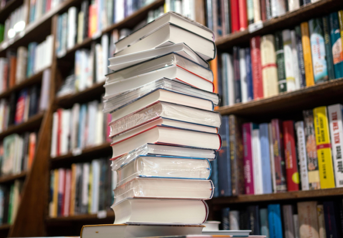 Ein Stapel neuer Bücher liegt auf einem Verkaufstisch in einer Buchhandlung. Foto: Frank Rumpenhorst/dpa