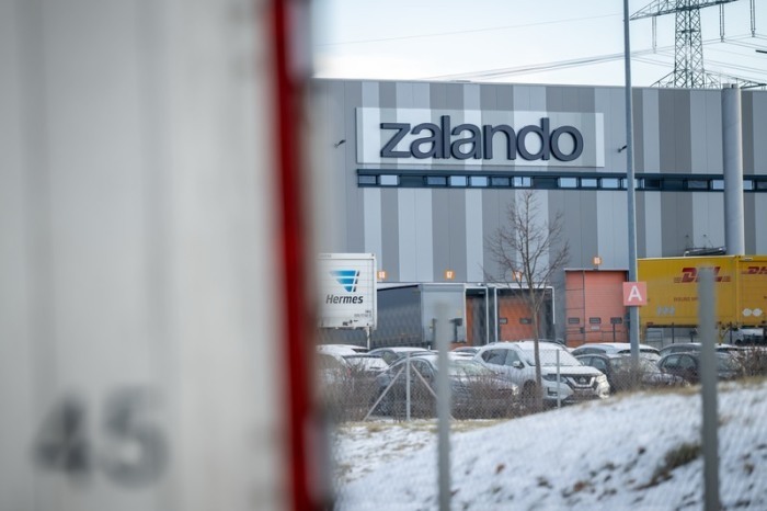 Außenansicht des Zalando Logistikzentrums in Erfurt am 8. Januar 2026. Der deutsche Mode-Versandhändler Zalando schließt Ende September sein Logistikzentrum in Erfurt. Foto: Jacob Schröter/dpa