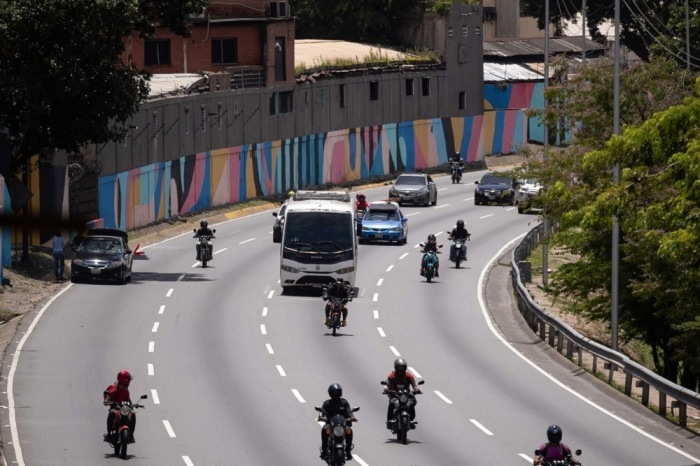 Auf der Francisco-Fajardo-Autobahn in Caracas kehrt einen Monat nach den schweren Erdbeben allmählich wieder der Alltag zurück. Foto: EPA/Ronald Pena R