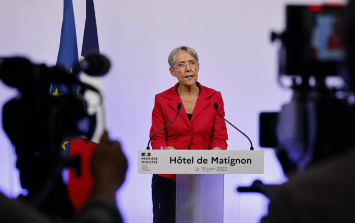 Frankreichs Premierministerin Elisabeth Borne hält eine Rede nach den ersten Ergebnissen der Parlamentswahlen in Matignon in Paris. Foto: epa/Ludovic Marin