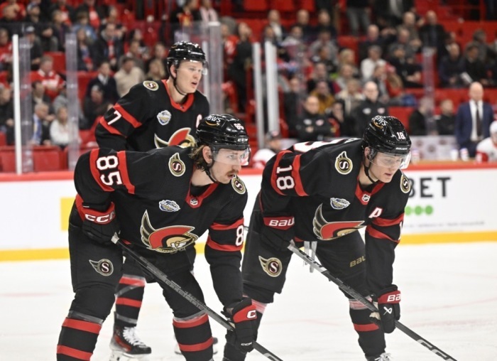 ( L-R) Jake Sanderson, Brady Tkachuk und Tim Stutzle von den Ottawa Senators während der NHL Global Series. Foto: epa/Henrik Montgomery