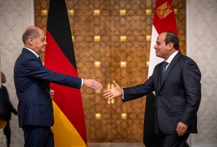 Der ägyptische Präsident Abdel Fattah al-Sisi (R) schüttelt Bundeskanzler Olaf Scholz (L) die Hand, als dieser ihn zu seinem Besuch in Kairo begrüßt. Foto: epa/Michael Kappeler / Pool