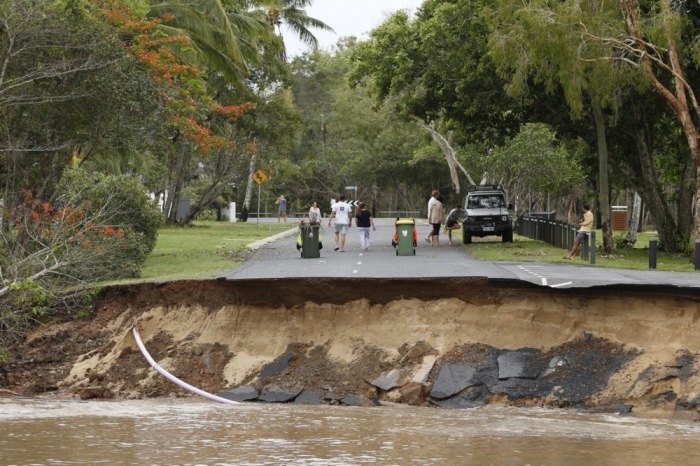 Einwohner spazieren in der Nähe eines Straßenabschnitts, der am Ende der Holloways Beach Esplanade in Cairns weggeschwemmt wurde. Foto: epa/Joshua Prieto Australien Und Neuseeland Aus