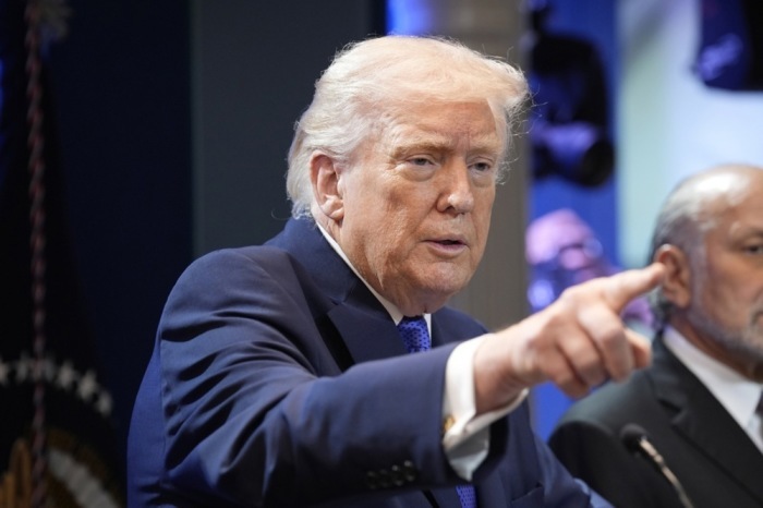 Donald J. Trump äußert sich im Weißen Haus zu einem Urteil des Supreme Court, das große Teile seiner Zollpolitik aufhob. Foto: epa/Yuri Gripas/pool