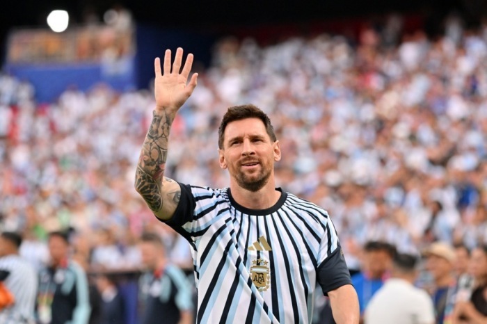 Lionel Messi winkt den Fans beim Aufwärmen vor dem WM-Gruppenspiel gegen Algerien in Kansas City zu. Foto: EPA/Amy Kontras