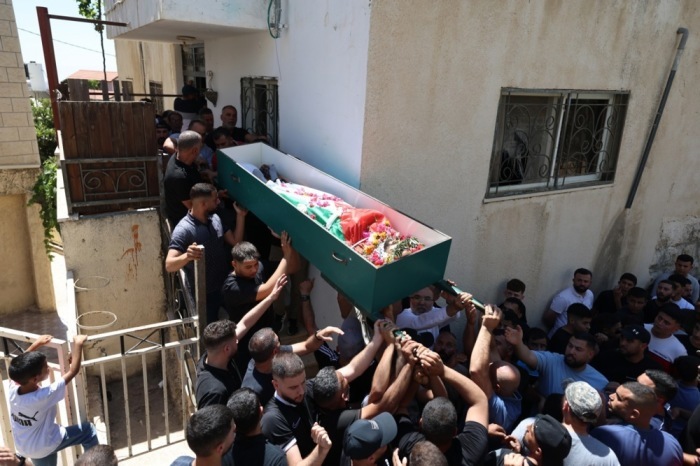 Palästinenser tragen den Sarg eines Mannes, der nach einem nächtlichen Angriff israelischer Siedler im Dorf Deir Jarir im Westjordanland getötet wurde. Foto: EPA/Alaa Badarneh