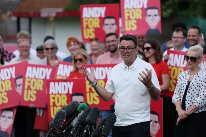 Andy Burnham feiert mit Unterstützern seinen Sieg bei der Nachwahl im Wahlkreis Makerfield in Großbritannien. Foto: EPA/Adam Vaughan