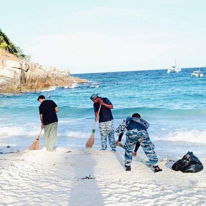 Einsatzkräfte entfernen angespülte Ölreste im Uferbereich einer Bucht auf Koh Racha, nachdem sich nach dem Schiffsuntergang erneut Verschmutzungen am Strand gezeigt hatten. Bild: Department of Marine and Coastal Resources (DMCR)