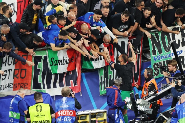 Der italienische Torhüter Gianluigi Donnarumma feiert mit seinen Fans nach dem Sieg. Foto: epa-efe/Georgi Licovski