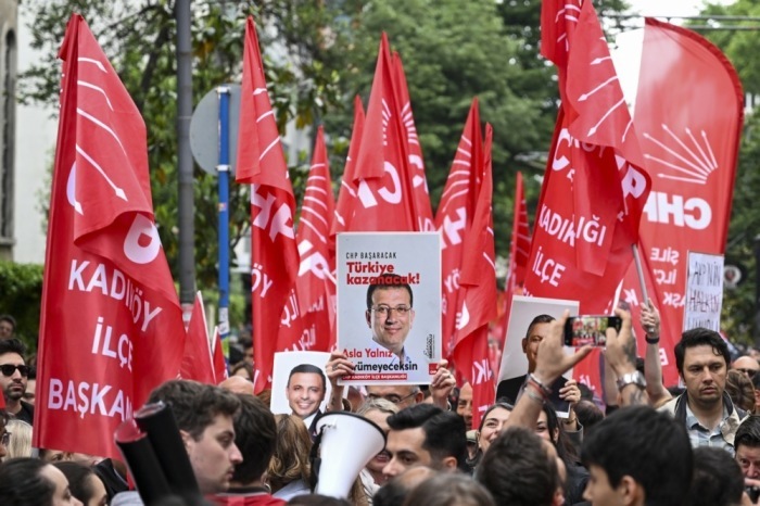 Anhänger des abgesetzten Vorsitzenden der Republikanischen Volkspartei (CHP), Özgür Özél, skandieren Parolen und schwenken Fahnen während einer Demonstration in Istanbul. Foto: epa/Stringer