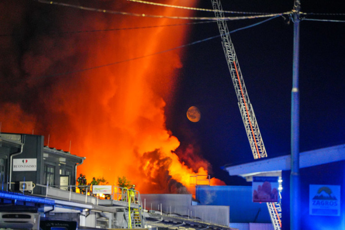 Einsatzkräfte der Feuerwehr bekämpfen einen Brand in einem Gewerbegebiet in Stuttgart. Nach Angaben der Feuerwehr brennt ein Hallenkomplex des dortigen Großmarktes. Foto: Enrique Kaczor/dpa
