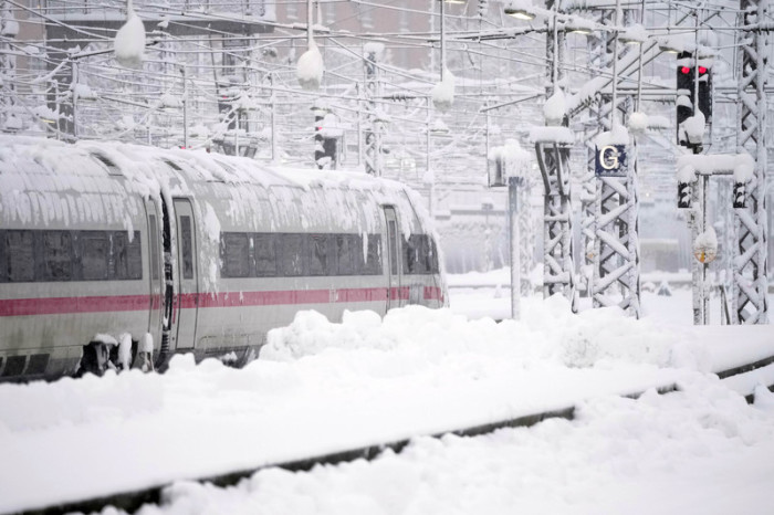 Ein ICE steht nach starkem Schneefall am Hauptbahnhof. Schnee und Eis haben im Süden Bayerns auf den Straßen und bei der Bahn für Chaos gesorgt. Foto: Matthias Schrader/Ap/dpa