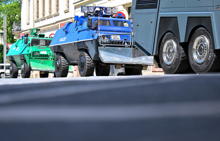 Panzerfahrzeuge der Polizei stehen an der Polizeidirektion in Leipzig. Foto: Hendrik Schmidt/dpa
