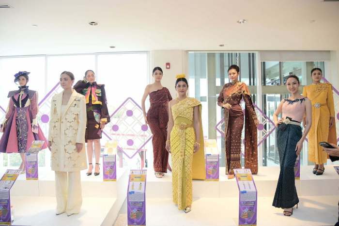 Im Rahmen des Festivals präsentierten Designer und Studentinnen moderne Interpretationen traditioneller thailändischer Stoffe auf einer Ausstellung in Bangkok. Bild: NBT World