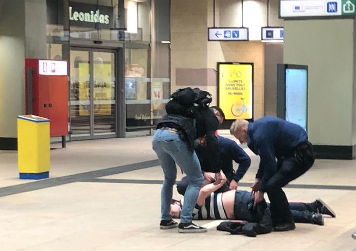 n einer U-Bahn-Station im EU-Viertel nimmt die Polizei einen jungen Mann fest. Foto: Marek Majewsky/dpa-zentralbild/dpa