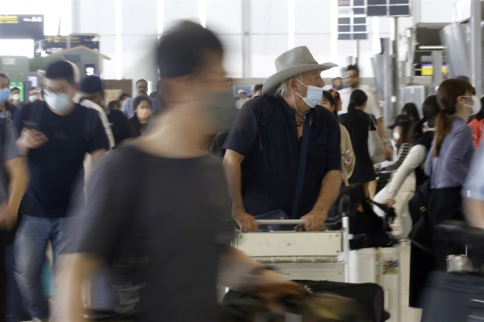 Flugreisende im Bangkoker Suvarnabhumi International Airport. Foto: epa/Narong Sangnak