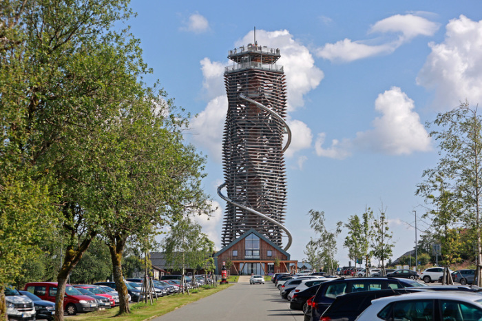 Blick auf den Harzturm am Torfhaus. Der Harzturm gehört zu den beliebten Ausflugszielen im Harz. Foto: Matthias Bein/dpa