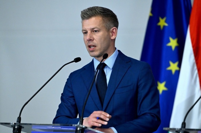 Peter Magyar trifft sich mit der künftigen Parlamentsfraktion seiner Tisza Party in Budapest und stellt politische Weichen. Foto: EPA/Robert Hegedus